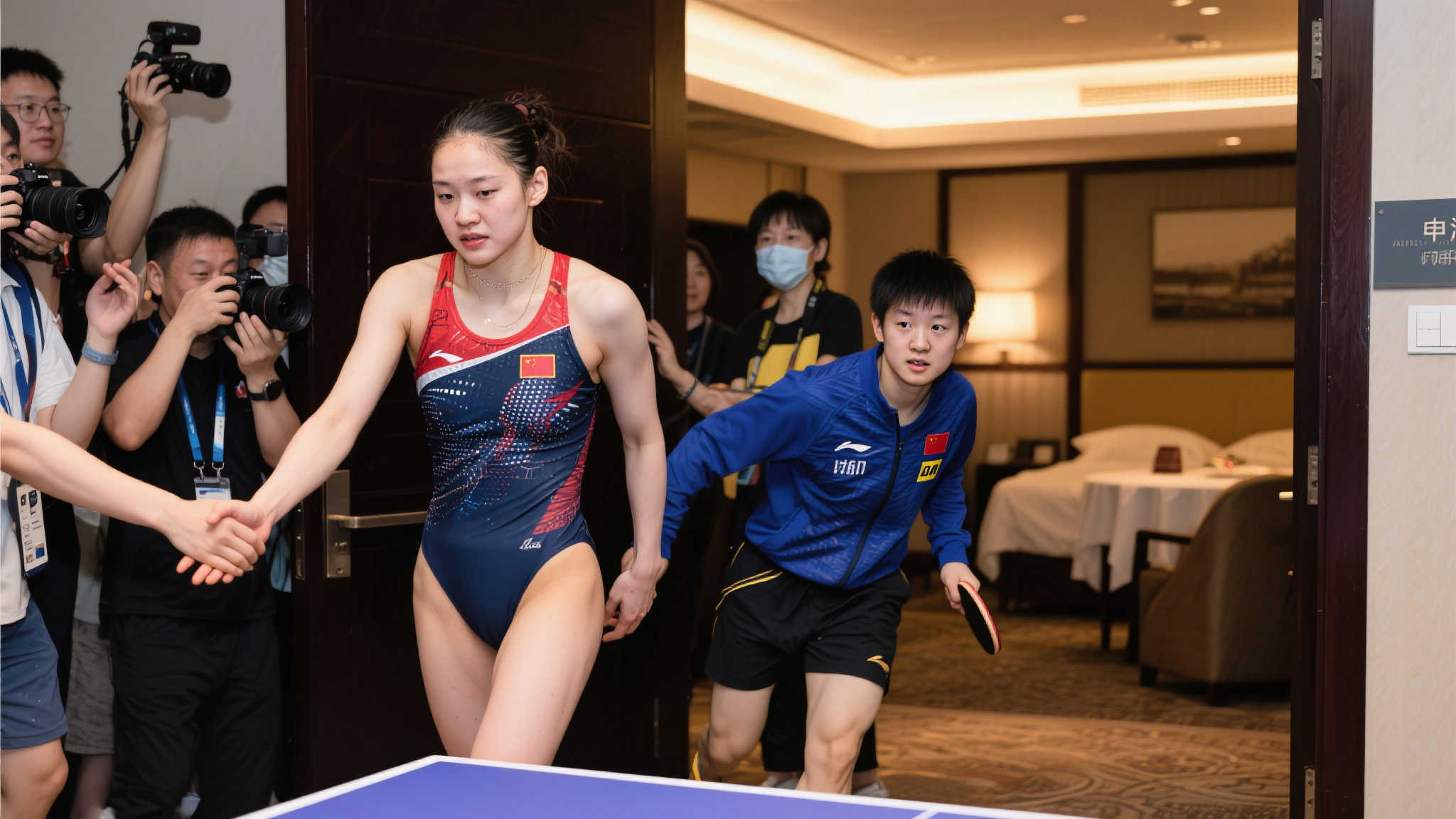 王楚钦外出用餐引围观,大妈凝视难脱身,队友护航助解围 实际上,不少知名运动员曾公开谈论过类似经历。例如,